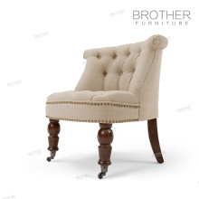 Einfacher schöner Salon des europäischen Stils ein Sitzergewebe entspannender Stuhl mit hoher Flügelrückseite